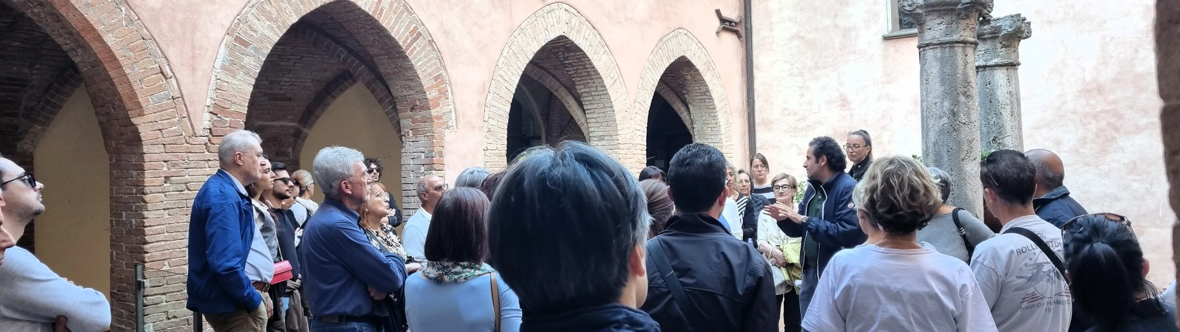 Giacomo Leonelli accoglie i visitatori