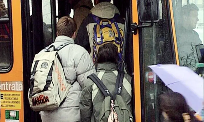 art_4422_1_studenti%2520autobus%2520pieni.jpg